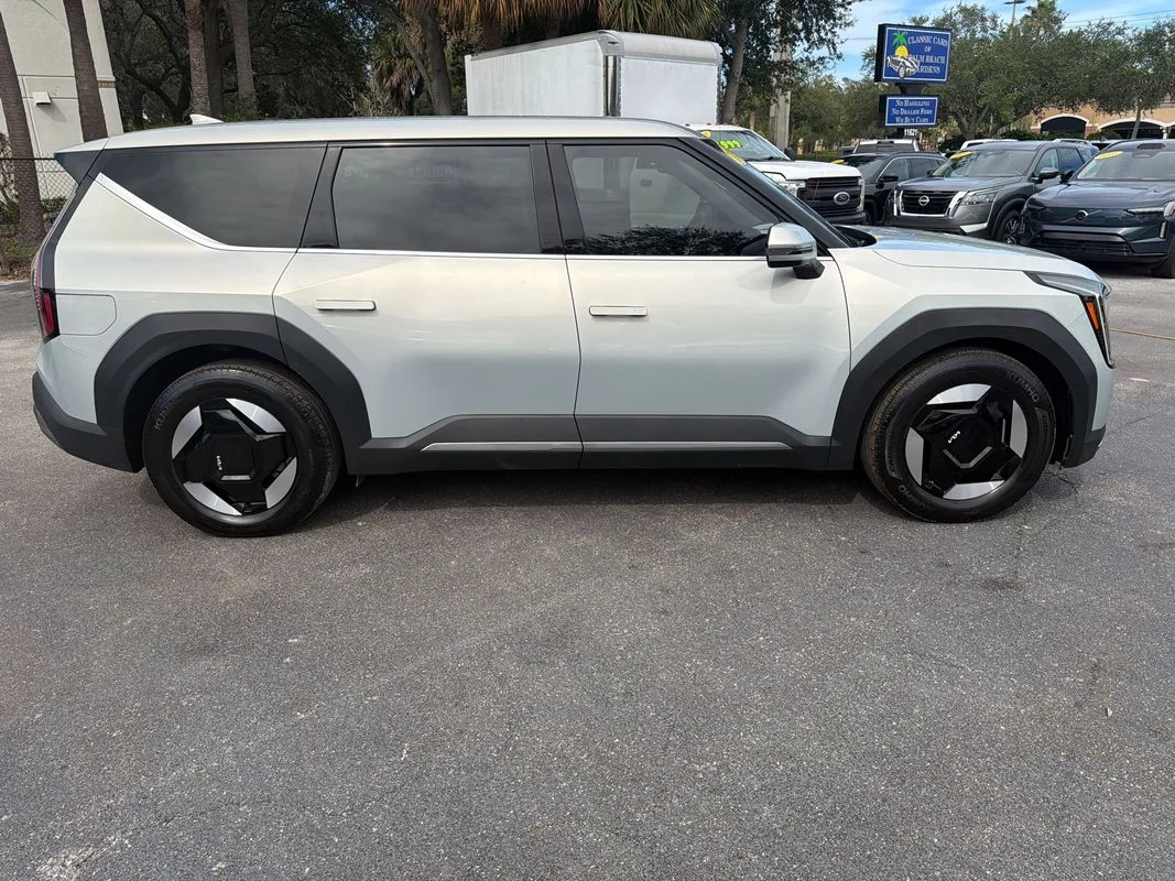 Used 2024 Silver Kia Light Long Range image 6