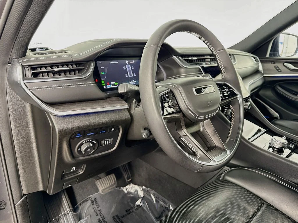 Used 2022 Gray Jeep Overland 4xe image 9