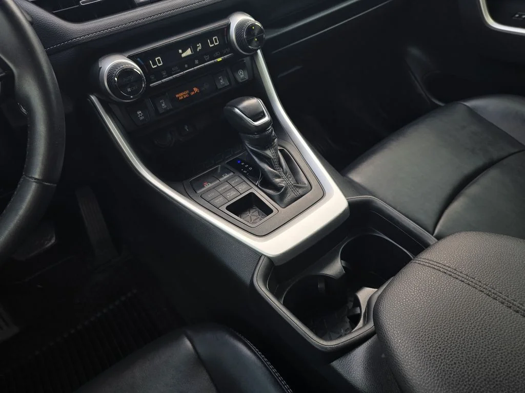 Used 2020 Super White Toyota XLE Premium image 17