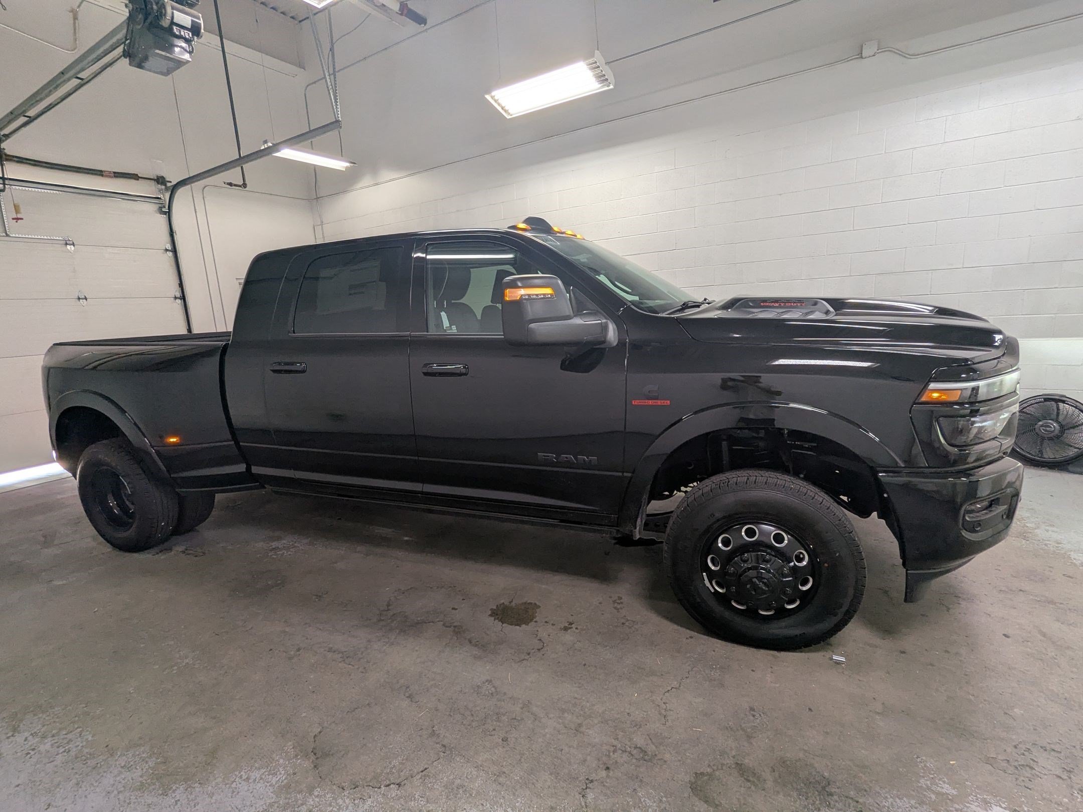 New 2026 Diamond Black Crystal Pearl-Coat Exterior Paint RAM Limited image 3
