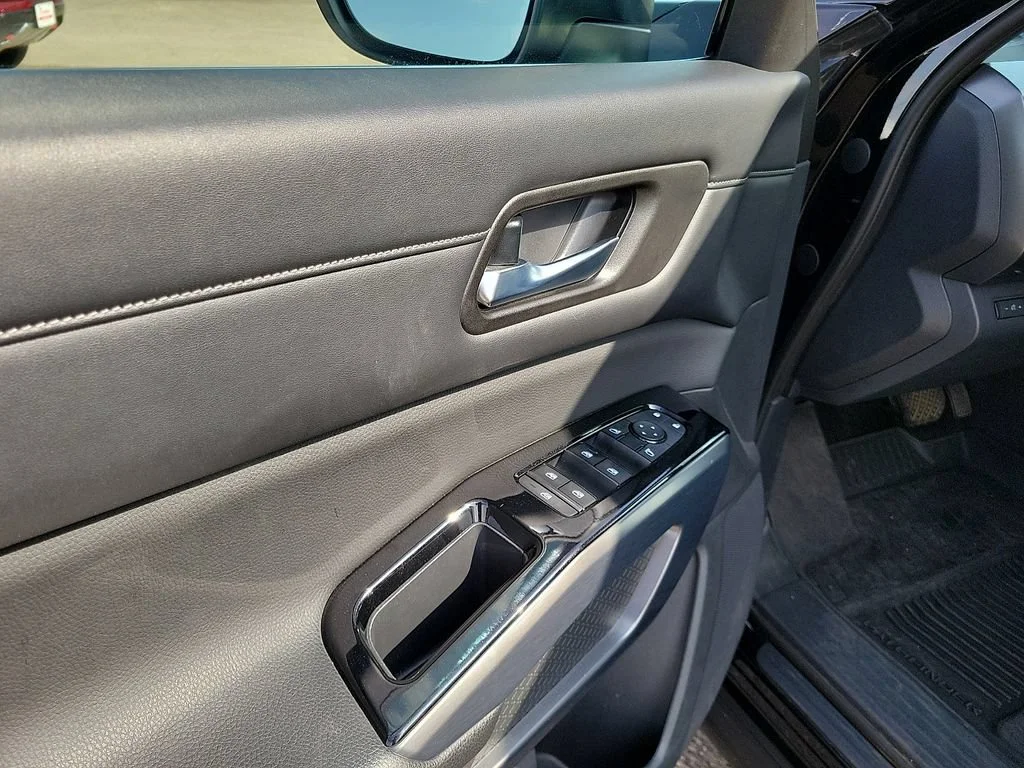 Used 2022  Nissan SL image 18