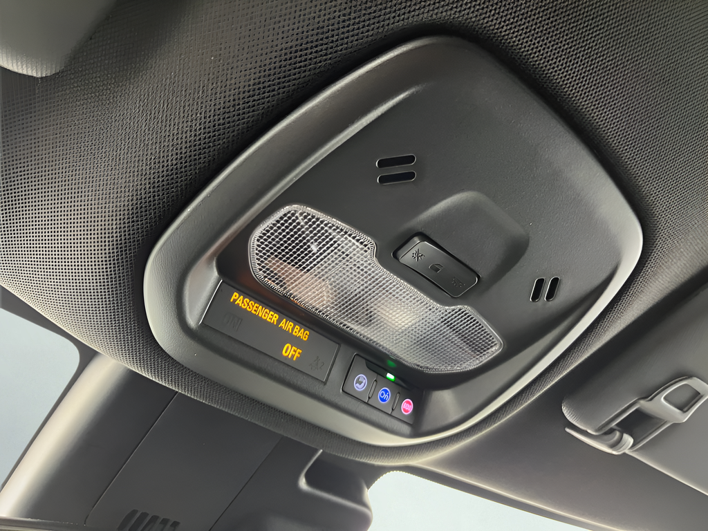 Used 2025 Summit White Chevrolet 2RS image 24
