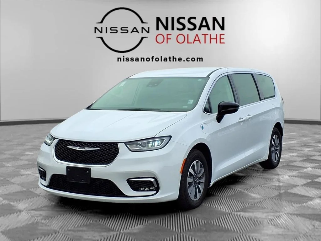 2024 Chrysler Pacifica Hybrid Select PHEV's photo