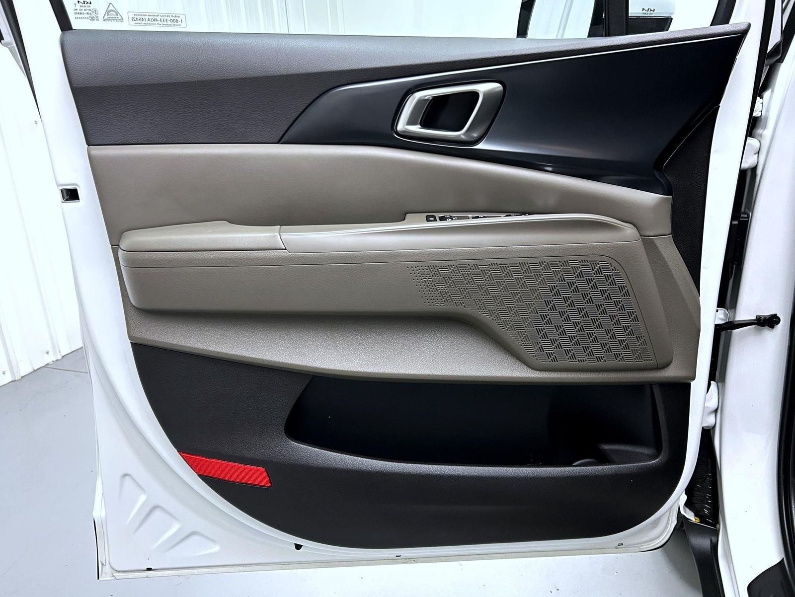 Used 2025 White Kia LXS image 9
