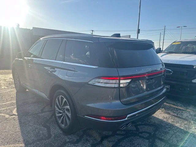 Used 2025 Gray Metallic Lincoln Premiere image 3