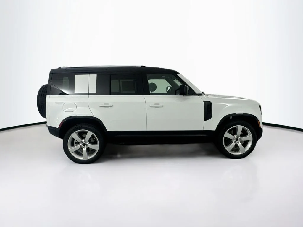 New 2026 Fuji White Land Rover X-Dynamic SE image 4