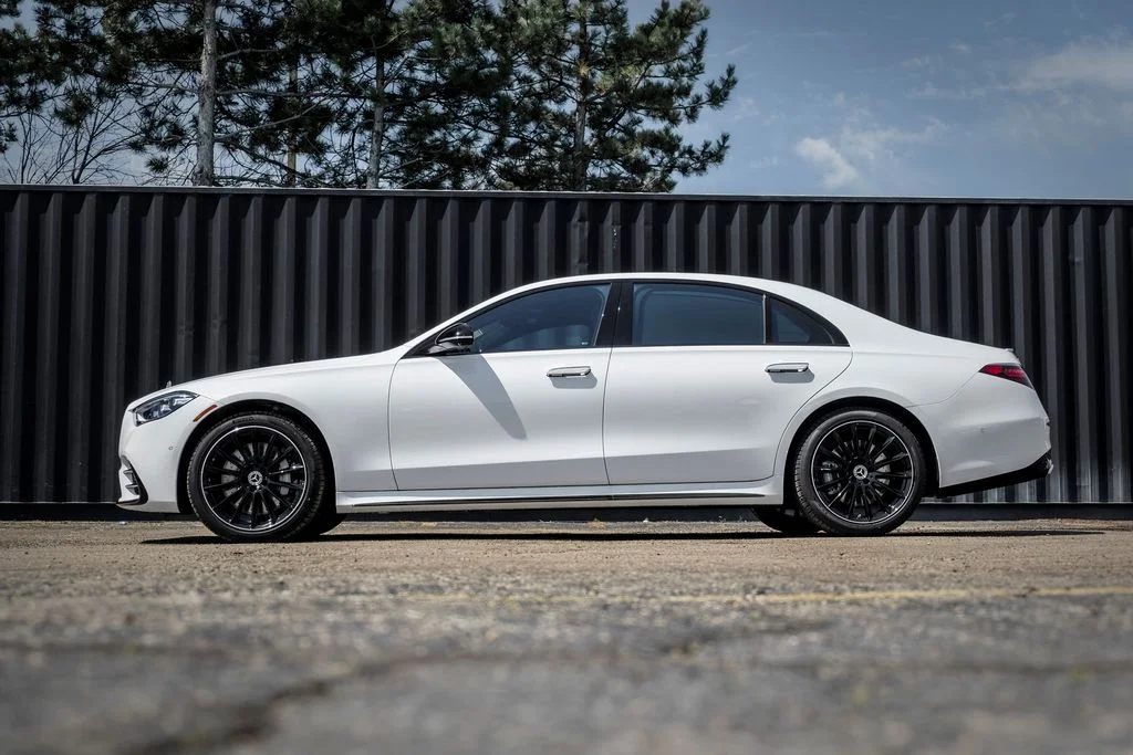 New 2026 MANUFAKTUR Moonlight White Metallic Mercedes-Benz S 580 image 3