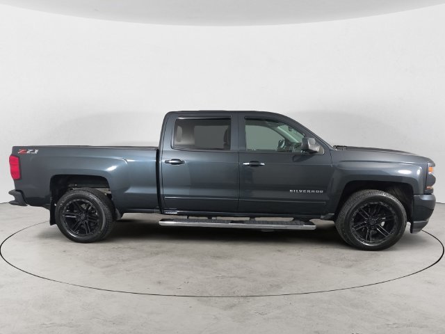 Used 2018 GRAPHITE METALLIC Chevrolet LT image 4