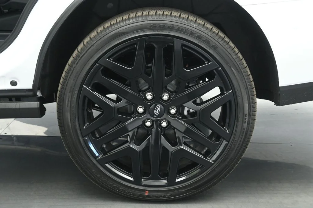 New 2026 Oxford White Ford Platinum image 18