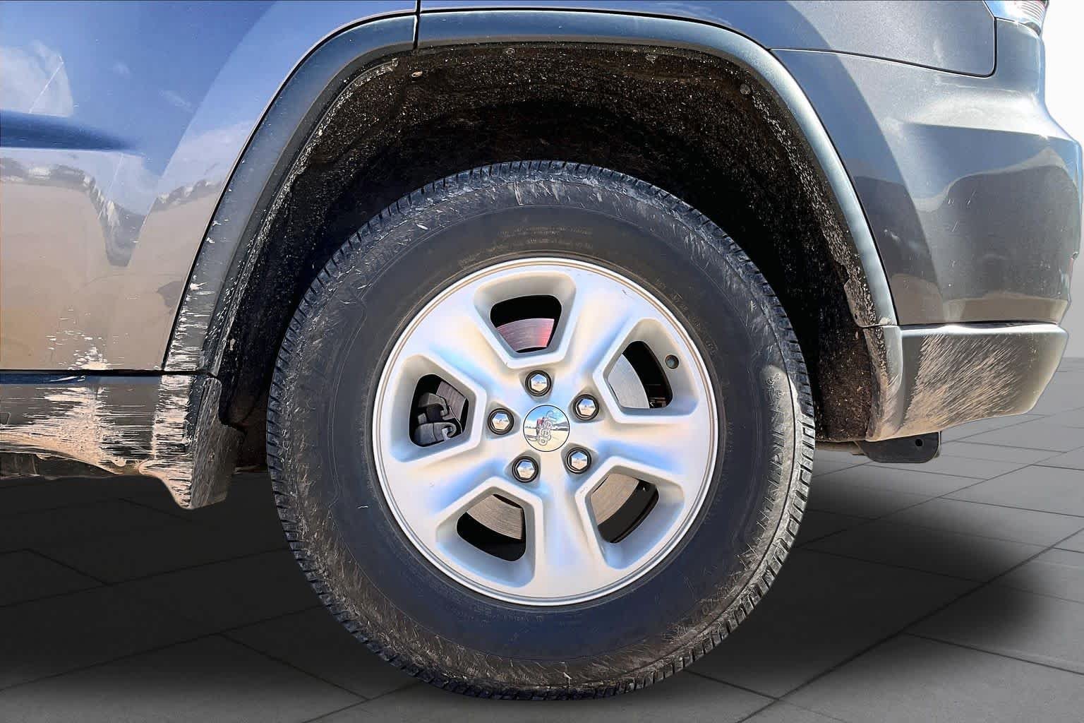 Used 2015 Granite Crystal Metallic Clearcoat Jeep Laredo image 11