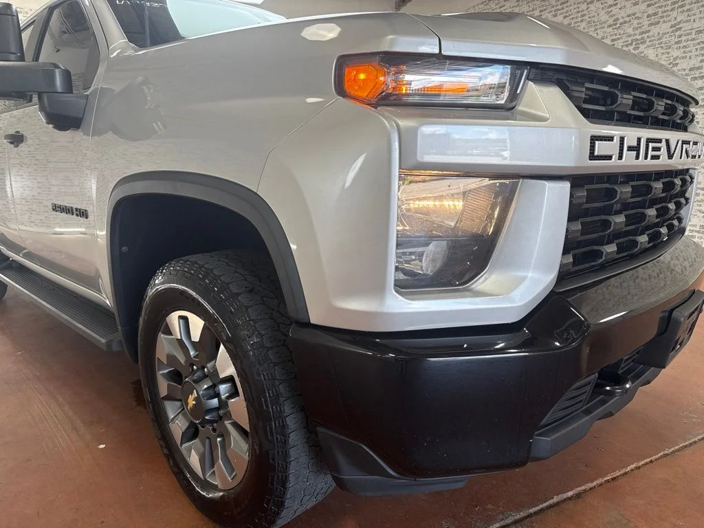 Used 2022 Silver Ice Metallic Chevrolet Custom image 9