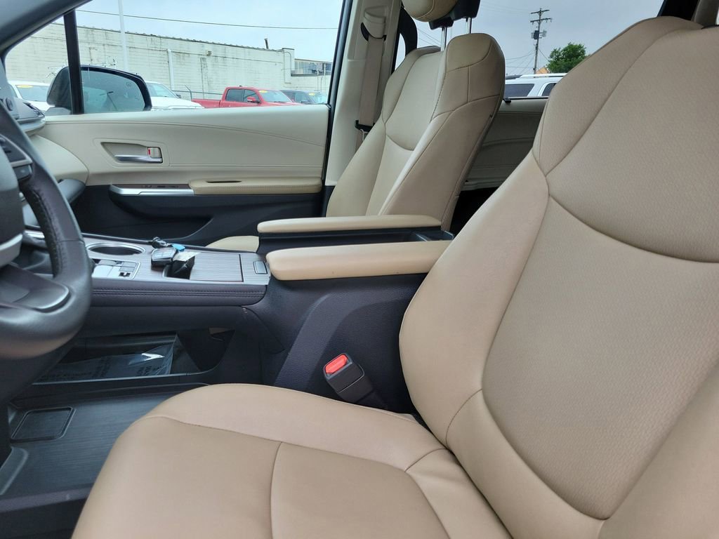Used 2023  Toyota XLE image 21