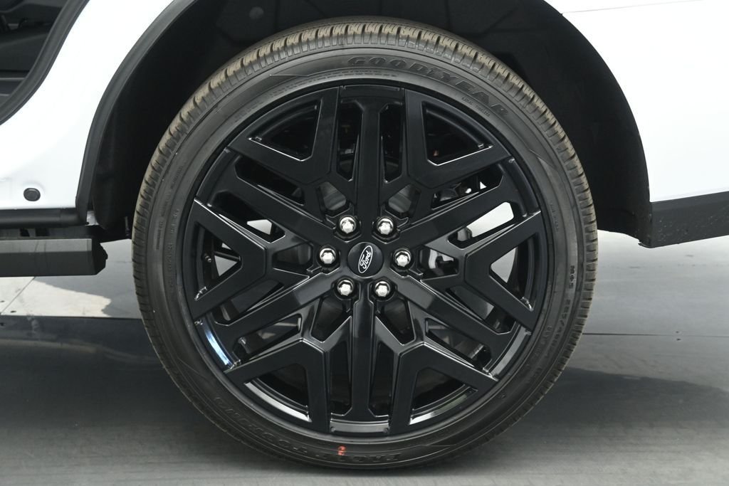 New 2026 Oxford White Ford Platinum image 18