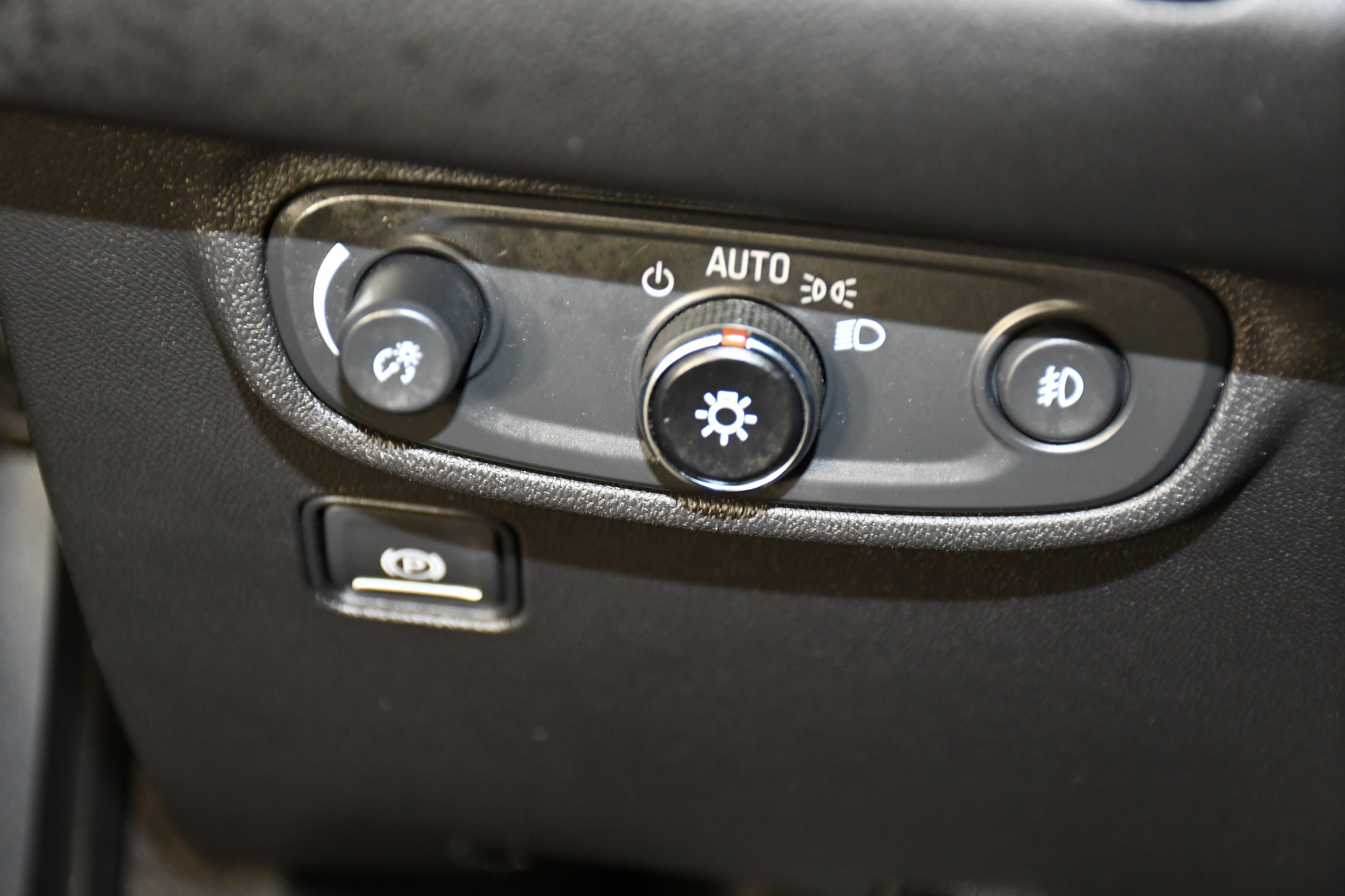 Used 2024 Sterling Metallic GMC SLT image 37