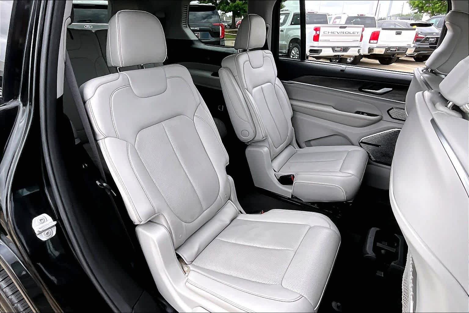 Used 2021 Diamond Black Crystal Pearlcoat Jeep Overland image 40