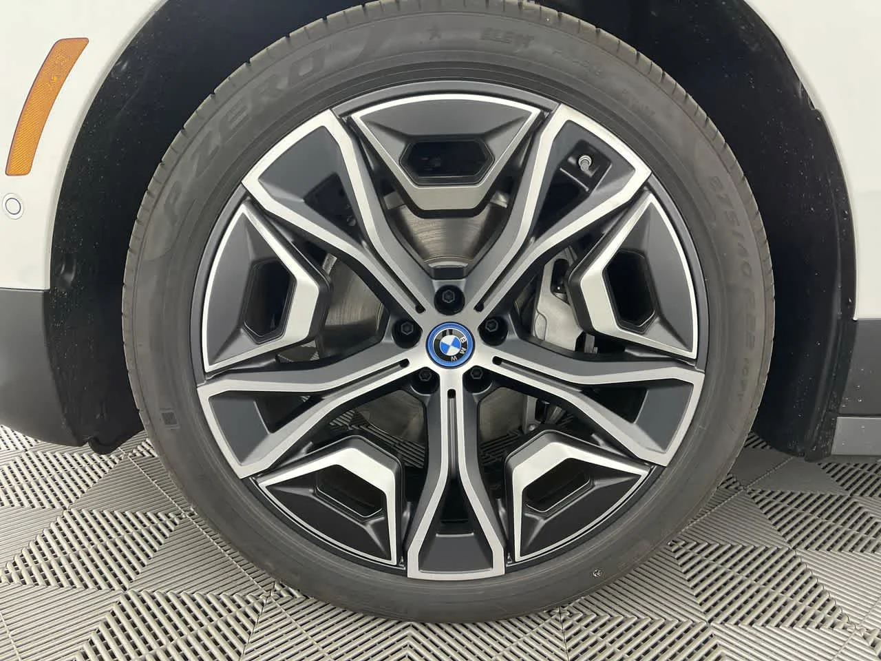New 2022 Alpine White BMW xDrive50 image 17