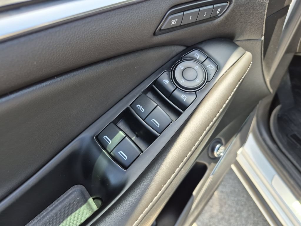 Used 2024 White Frost Tricoat Buick Avenir image 20