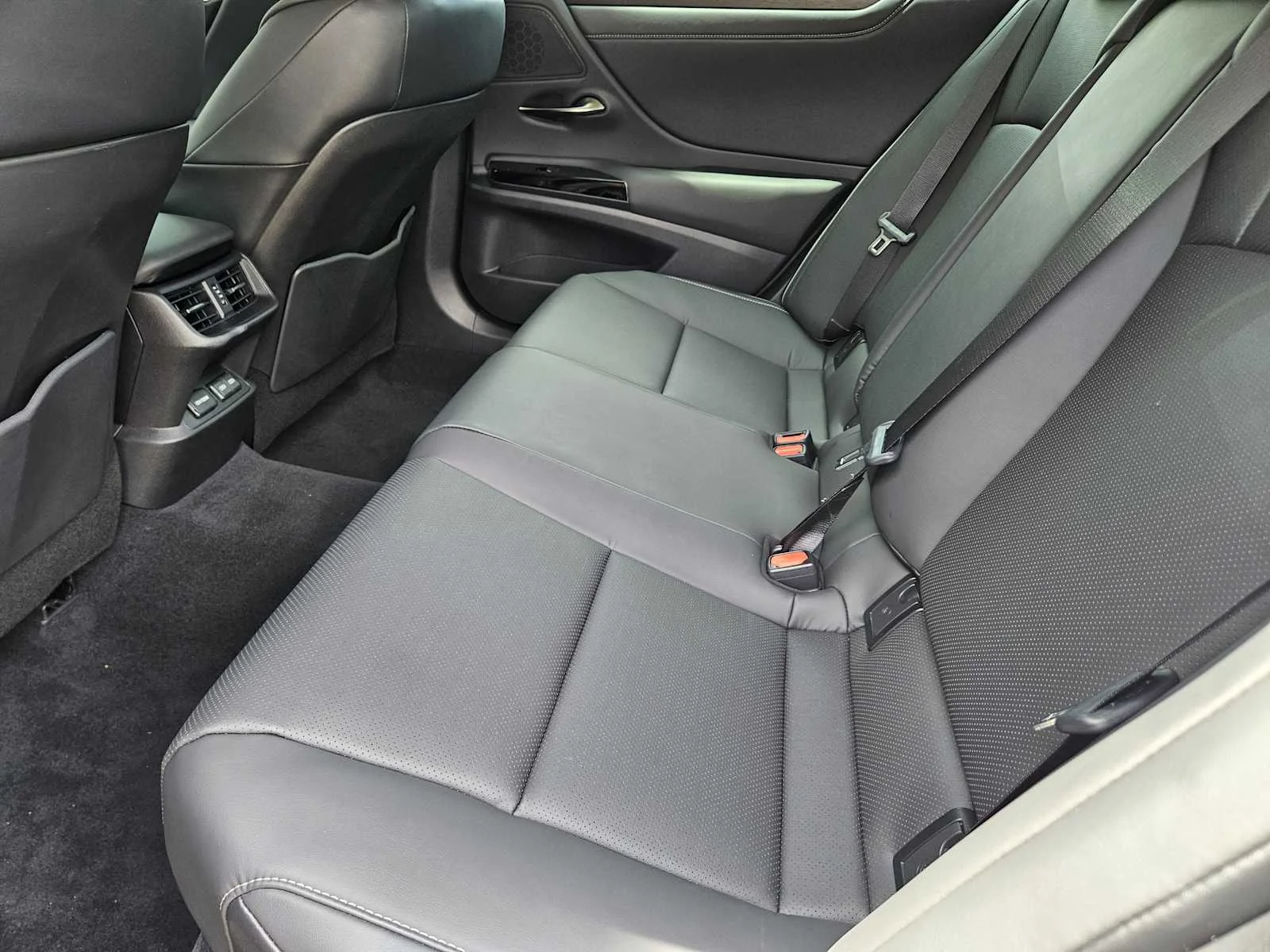 2025 Lexus ES 350 - Photo 22