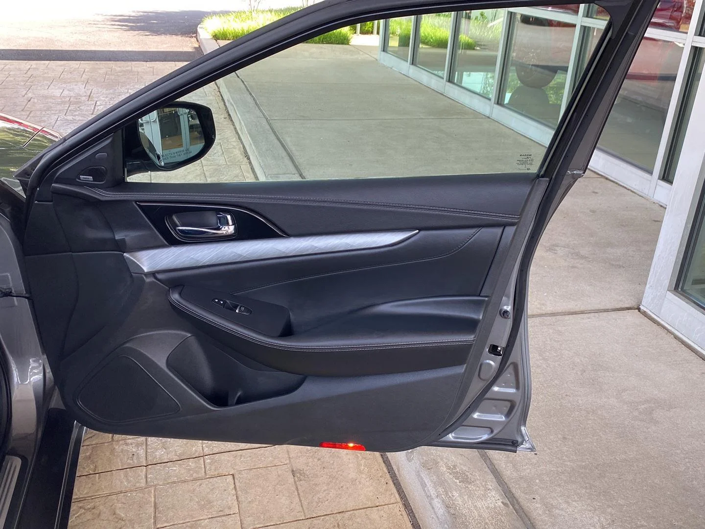 Used 2017 Gun Metallic Nissan SL image 21