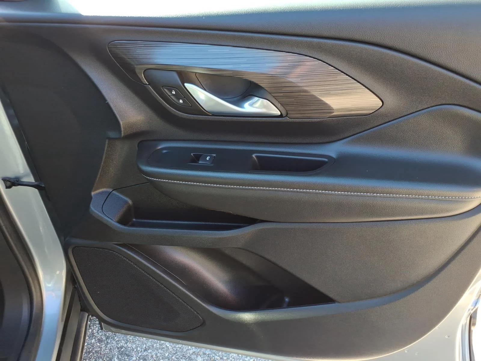 Used 2024 Sterling Metallic GMC SLE image 23