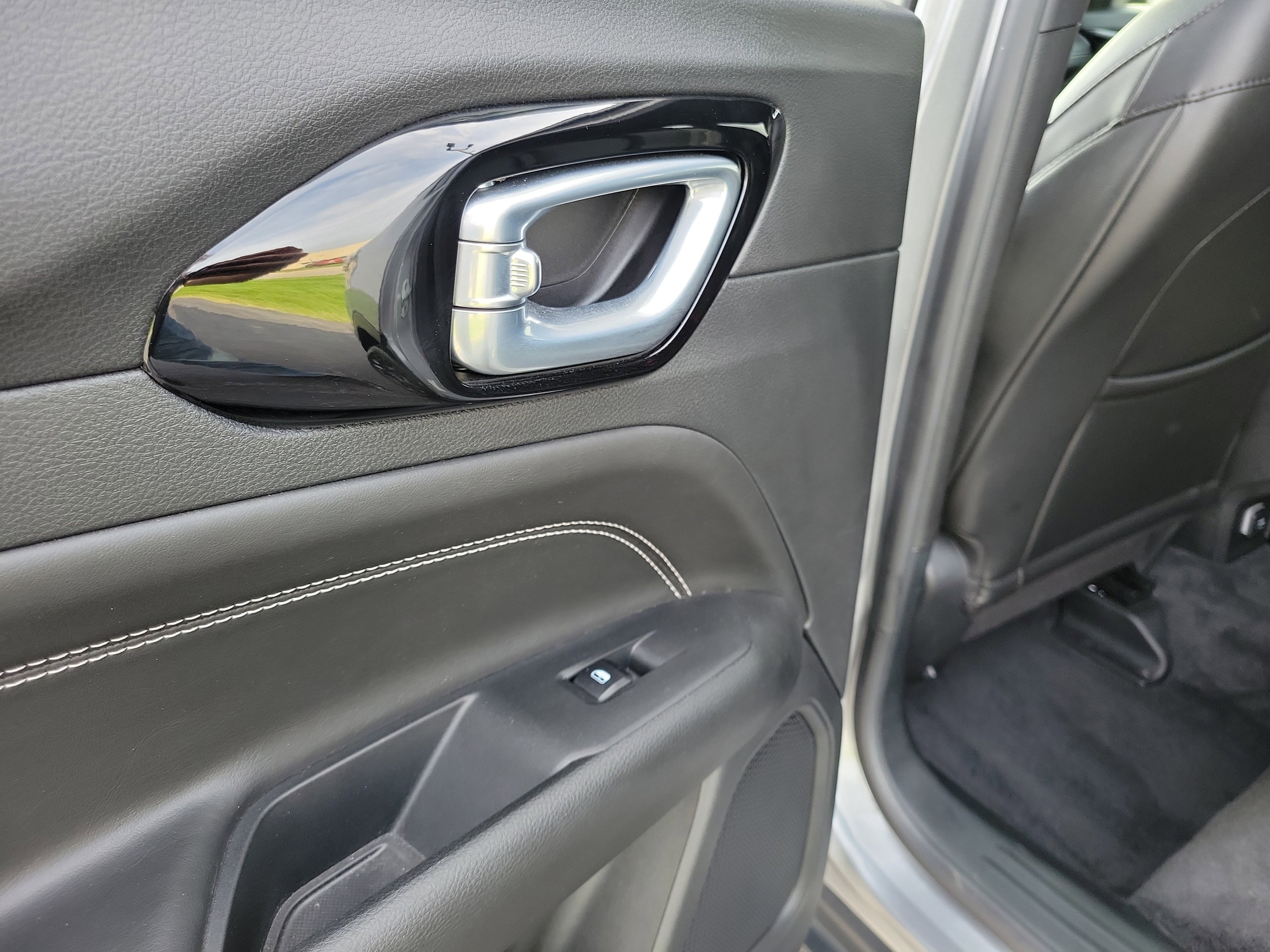 Used 2022 Billet Silver Metallic Clearcoat Jeep Altitude image 13