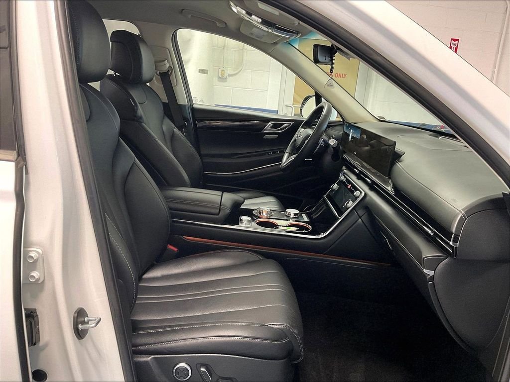 Used 2025 White Genesis 2.5T image 11
