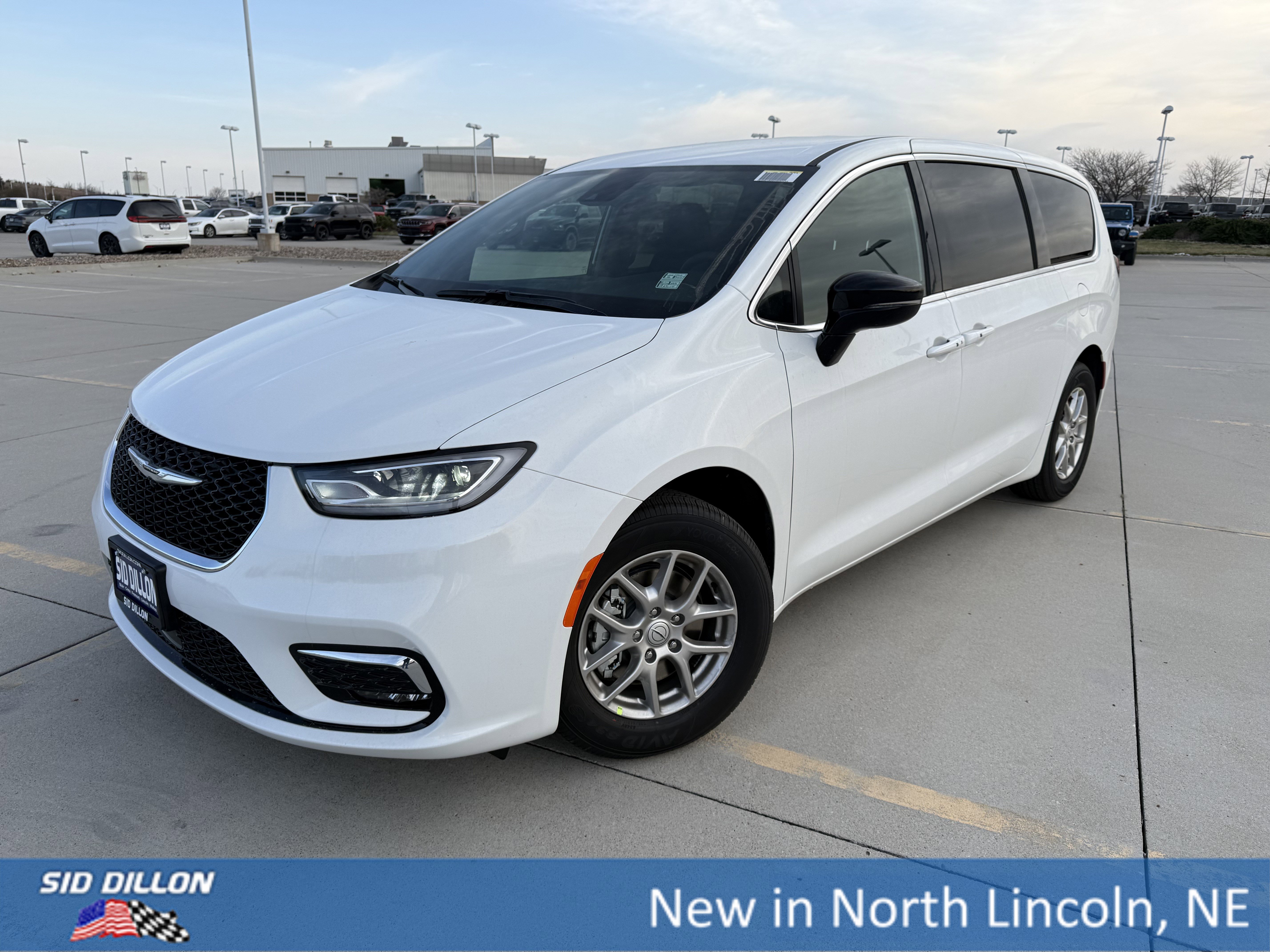 2026 Chrysler Pacifica Select's photo