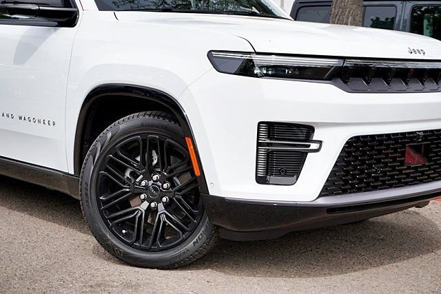 New 2026 Bright White Clear-Coat Exterior Paint Jeep Limited Reserve image 4