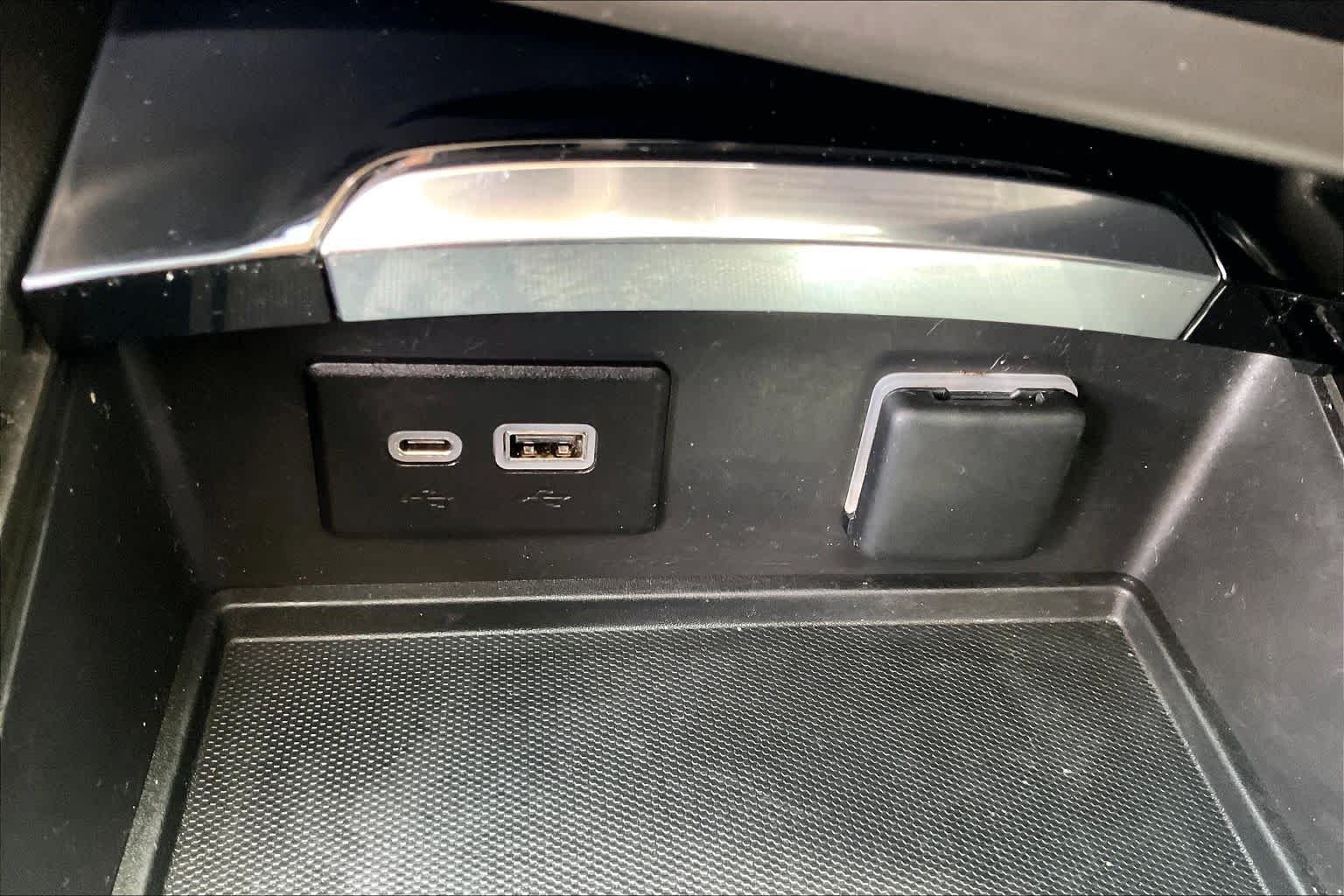 Used 2022 Summit White Buick Preferred image 32