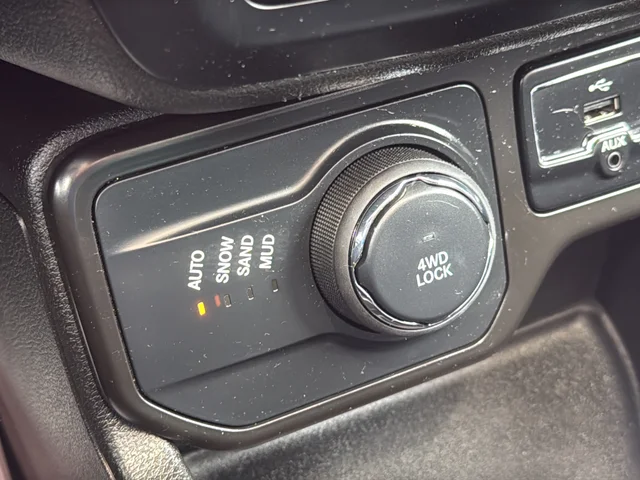 Used 2023 White Jeep Latitude image 28