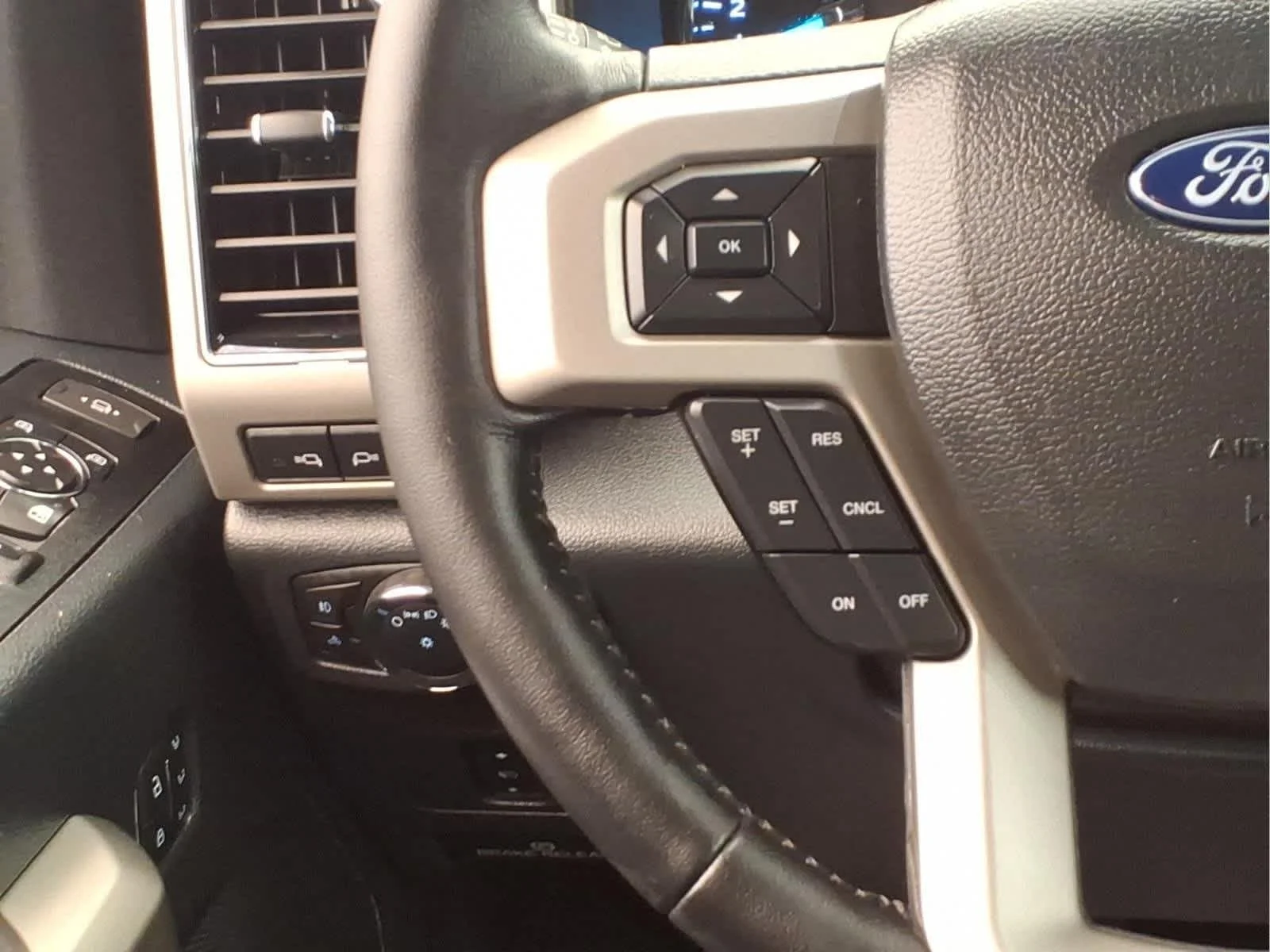 Used 2022 Agate Black Metallic Ford LARIAT image 21