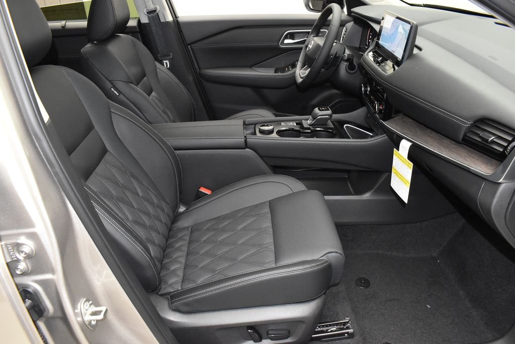 New 2026 Champagne Silver Metallic / Super Black Two-tone Nissan Platinum image 26