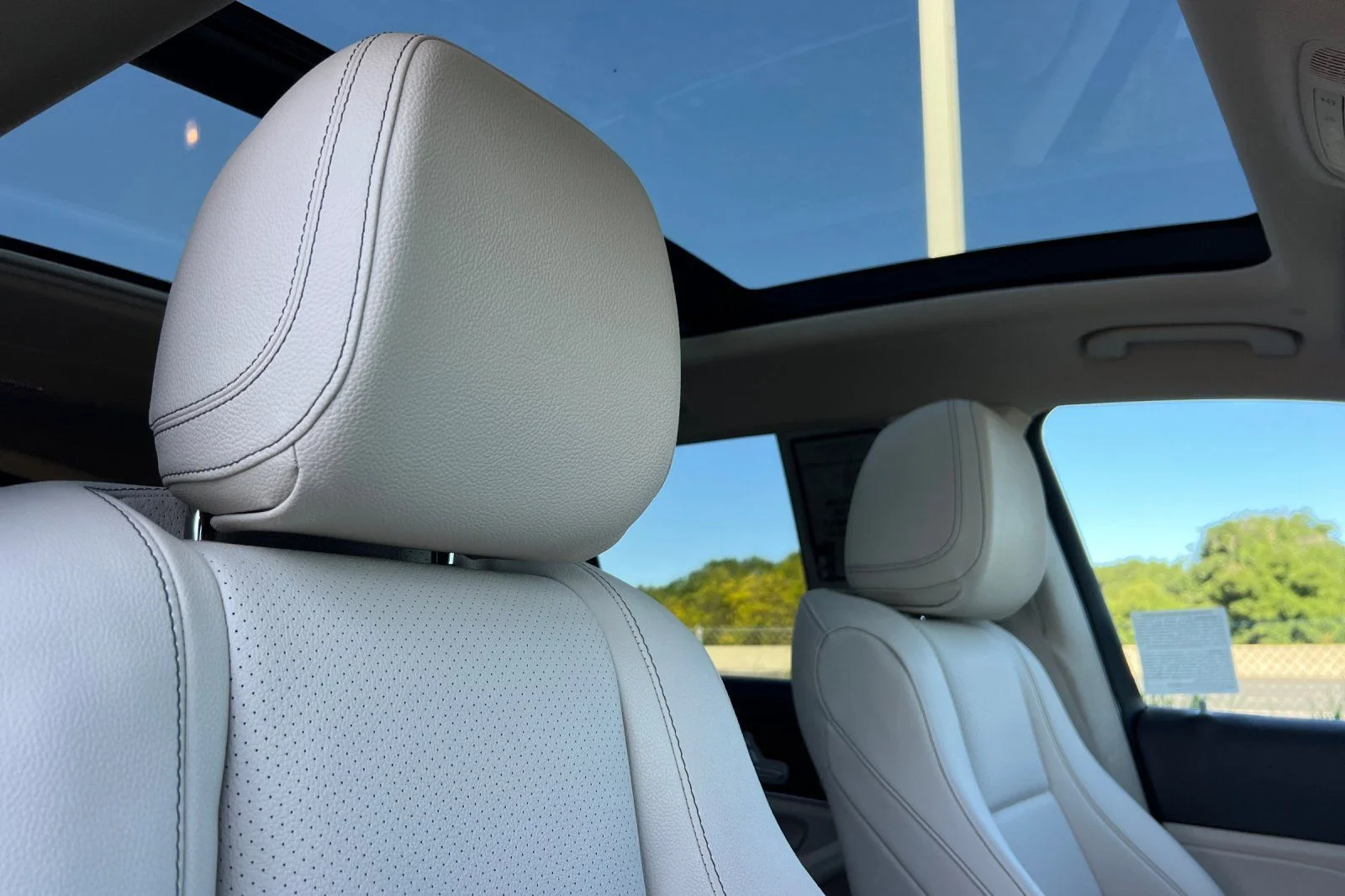 Used 2023 Polar White Mercedes-Benz 4MATIC® image 21