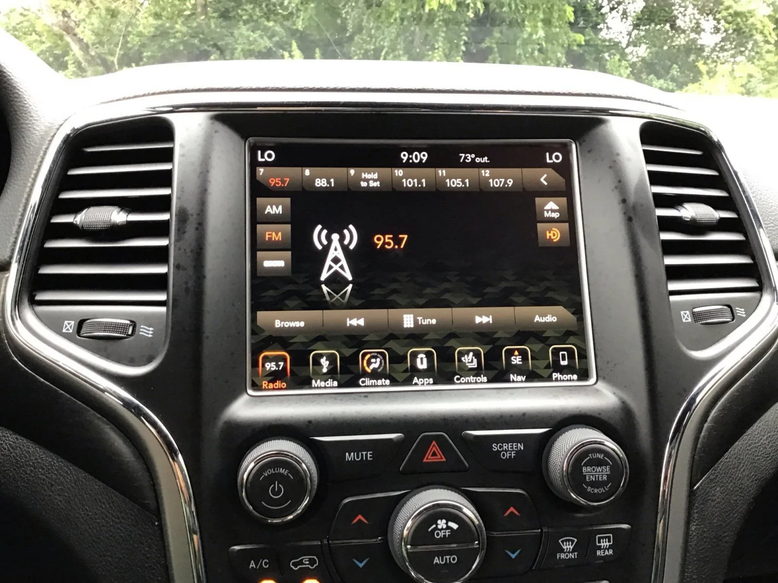 Used 2018 Diamond Black Crystal Pearlcoat Jeep Altitude image 18