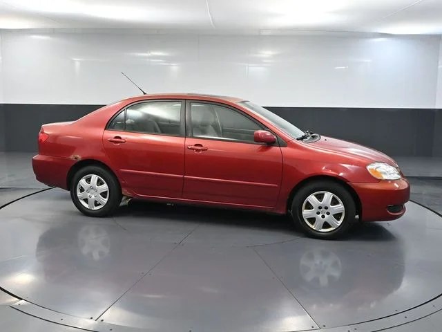 Used 2005 Red Toyota LE image 3