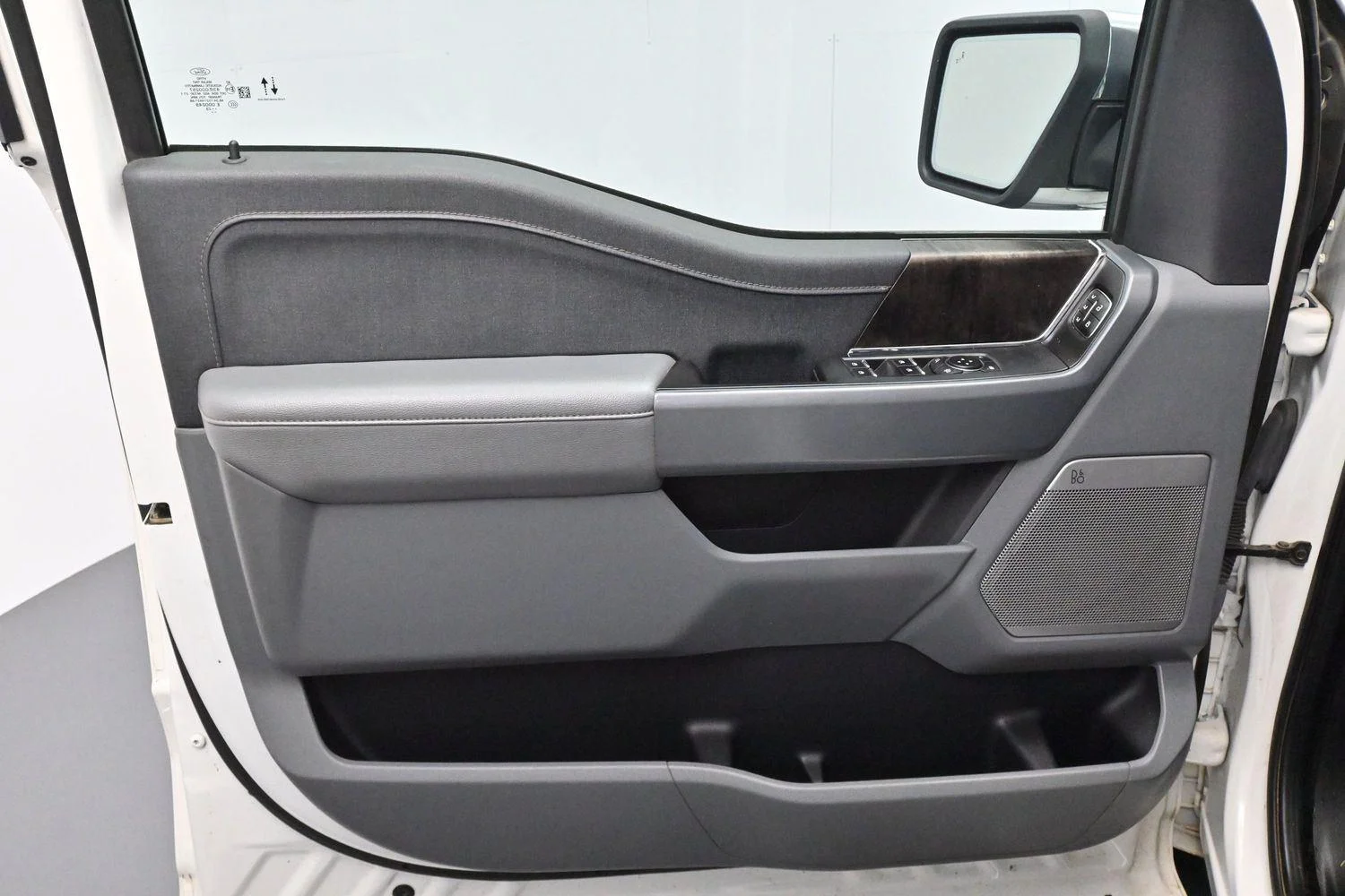 Used 2023  Ford LARIAT image 11