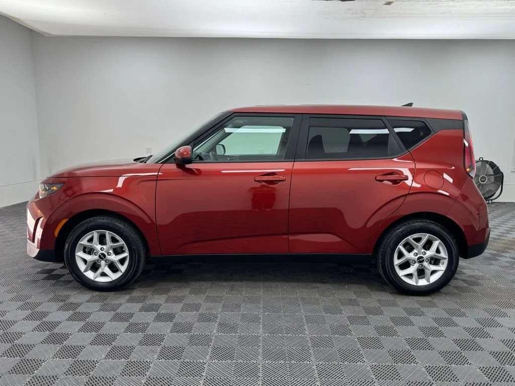 Used 2025 Orange Kia  image 10