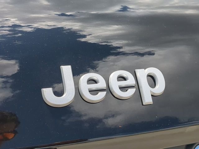 New 2026 Diamond Black Crystal Pearl-Coat Exterior Paint Jeep Laredo image 13