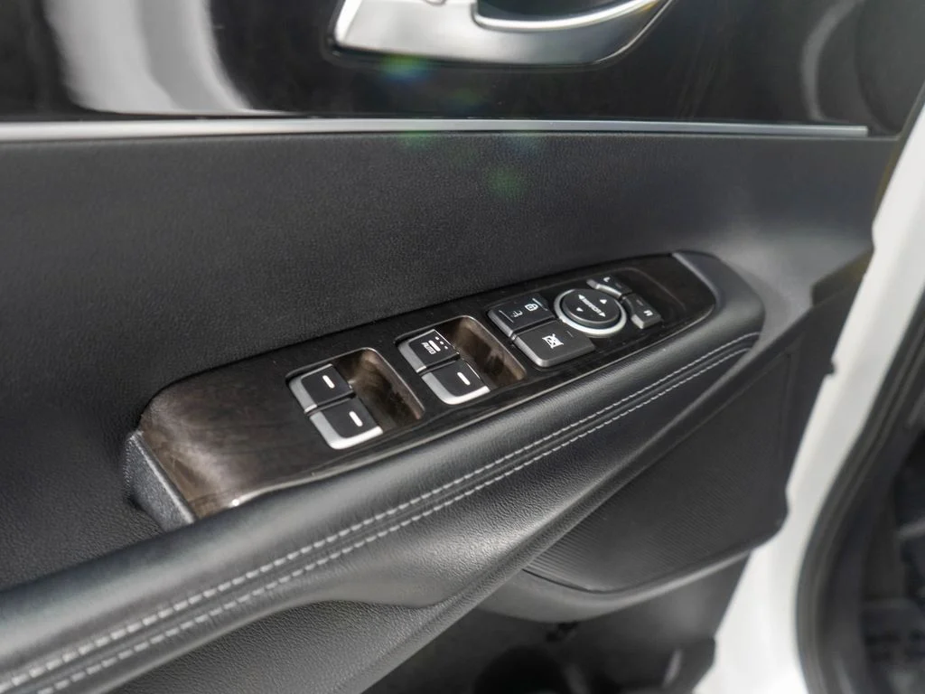 Used 2016 White Kia LX image 23