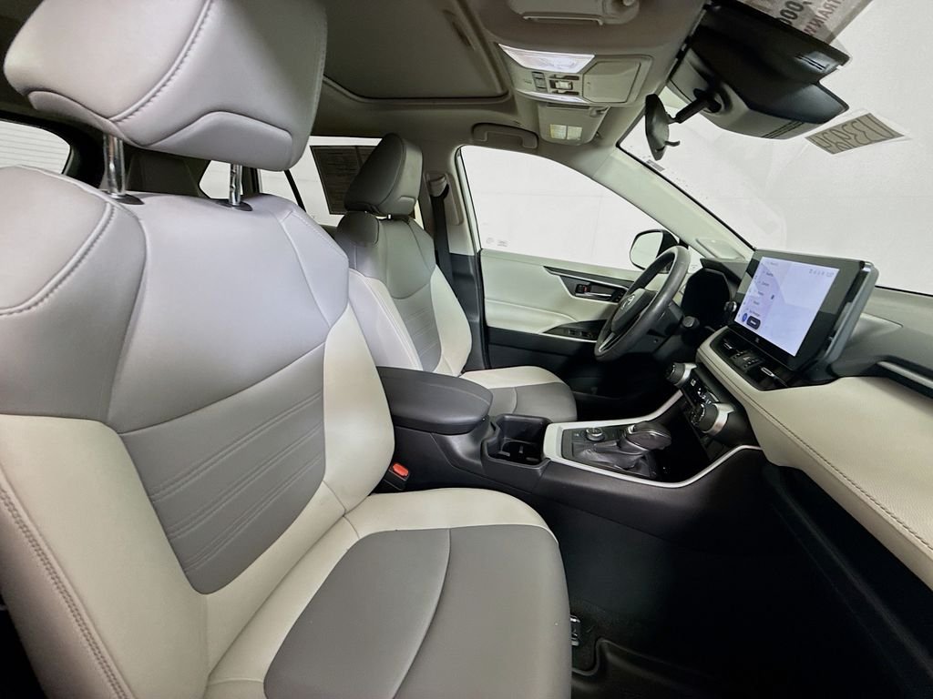 Used 2024 Wind Chill Pearl Toyota Hybrid XLE Premium image 27