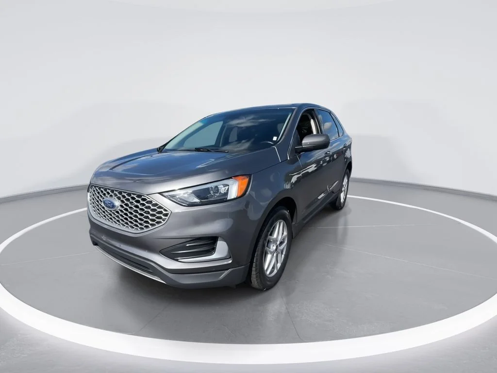 Used 2023 Gray Ford SEL image 4