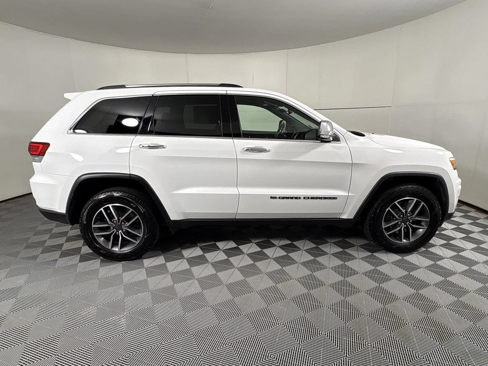 Used 2022 Bright White Clearcoat Jeep Limited image 21