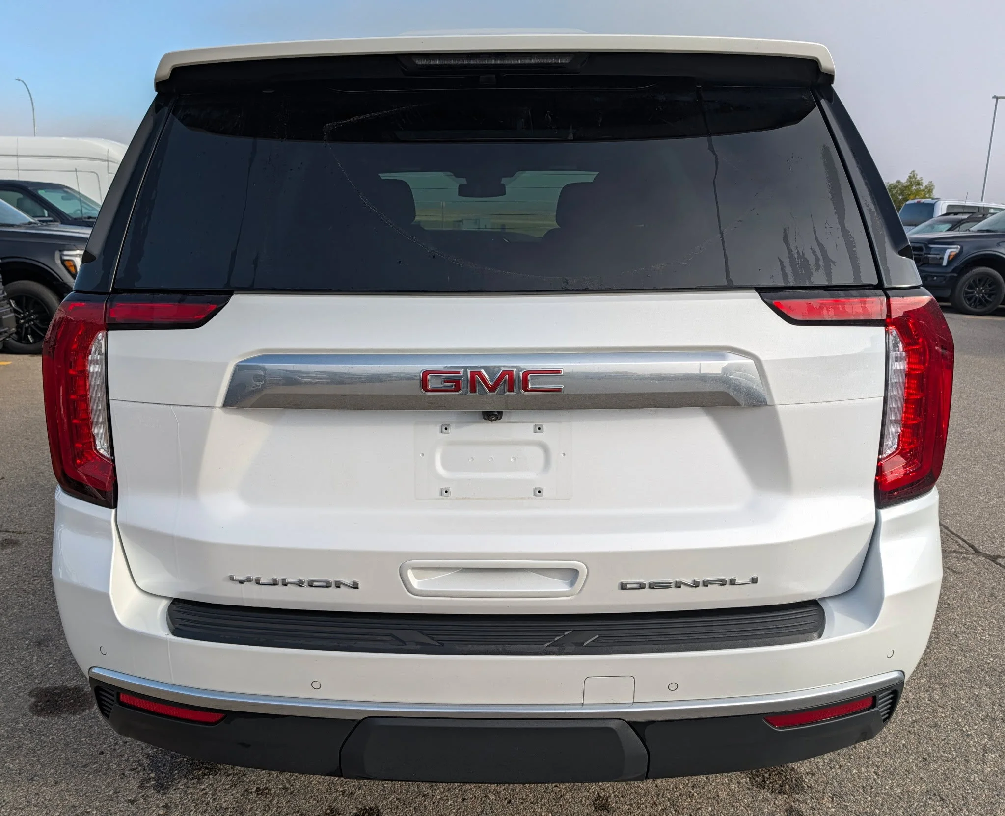 Used 2023 WHITE GMC DENALI 4WD DIESEL LOW KMS image 4