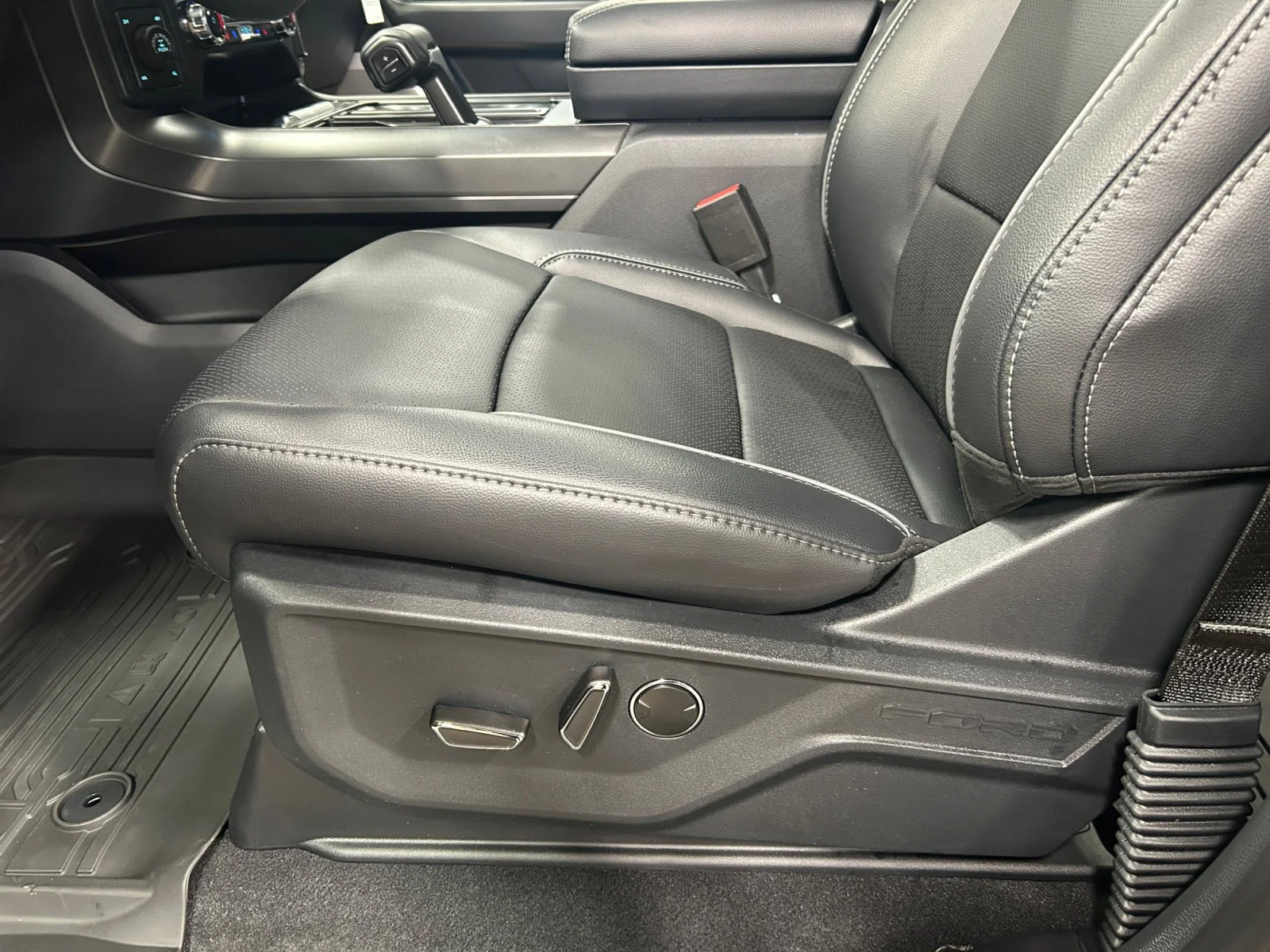 New 2026 Carbonized Grey Metallic Ford Lariat image 15