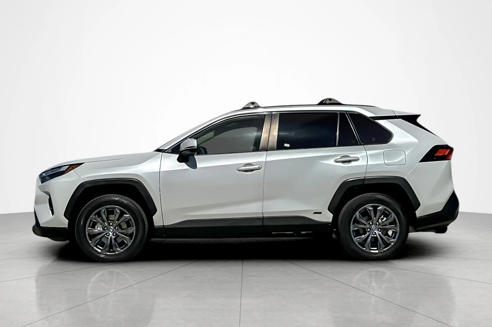 Used 2024 Wind Chill Pearl Toyota Hybrid XLE Premium image 2