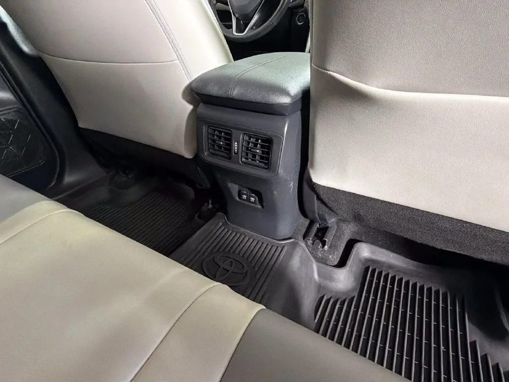 Used 2020  Toyota XLE Premium image 32