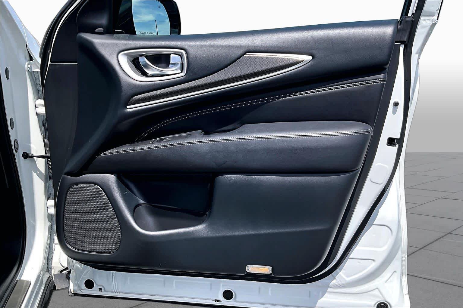 Used 2020 Majestic White INFINITI LUXE image 26