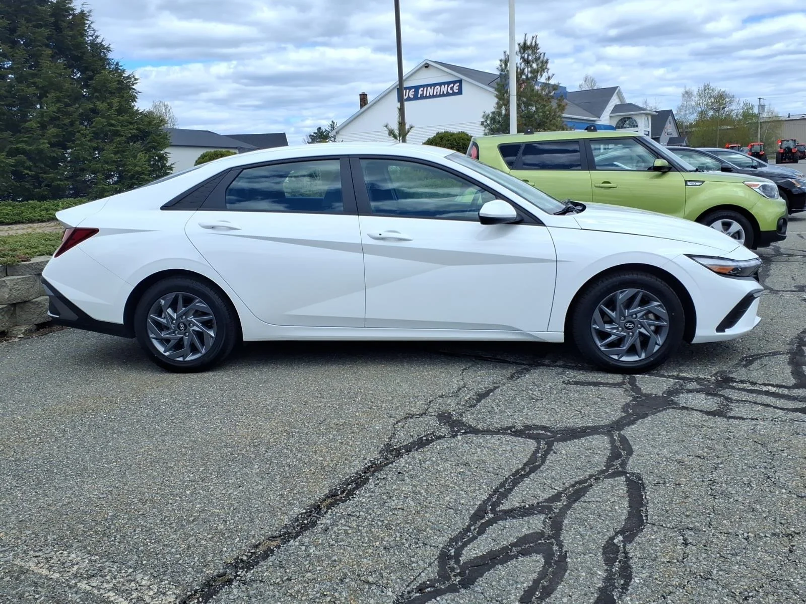 Used 2024 White Hyundai SEL image 4