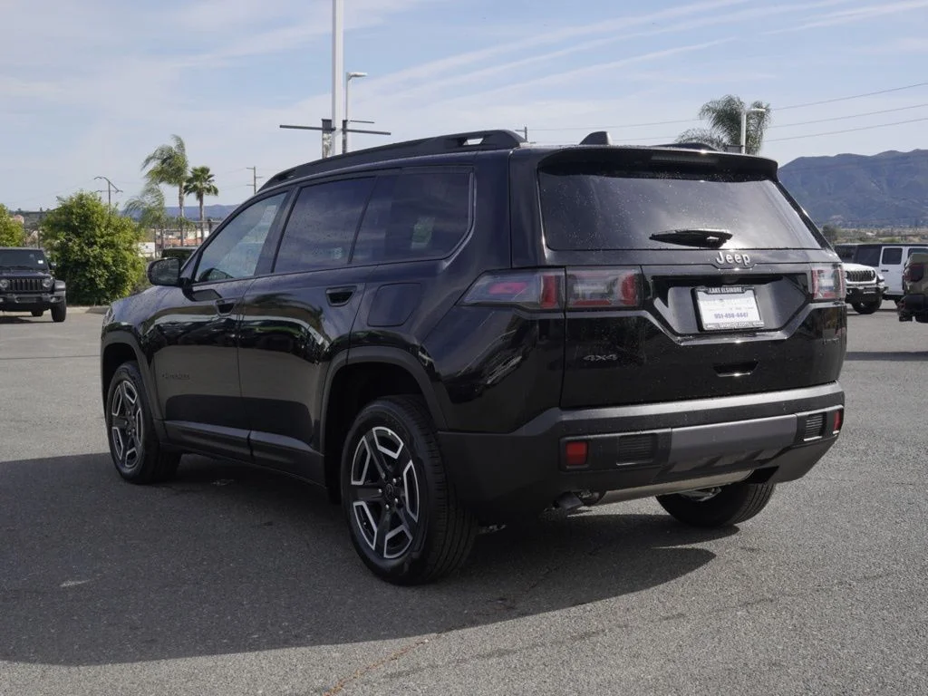 New 2026 Diamond Black Crystal Pearl-Coat Exterior Paint Jeep Limited image 5