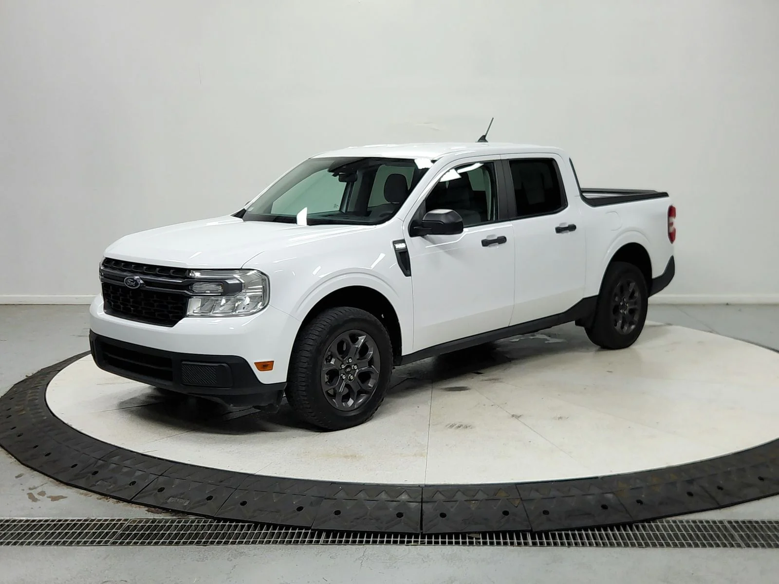 Used 2024 Oxford White Ford XLT image 4